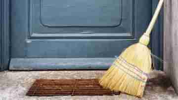 Broom Vastu Tips: ঘরের এই জায়গায় ঝাড়ু রাখলে ক্রোধে লাল হয়ে যান ধনলক্ষ্মী! জরুরি বাস্তু নিয়মগুলি জানুন