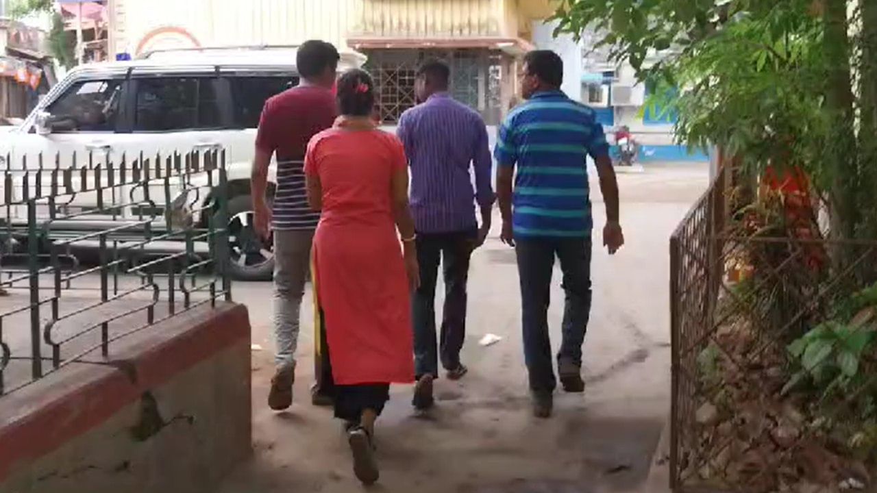Harassment: ফাঁকা রাস্তায় মহিলাকে জোর করে জড়িয়ে ধরে চুমু খাওয়ার অভিযোগ, পুলিশ ধরল BSF জওয়ানকে