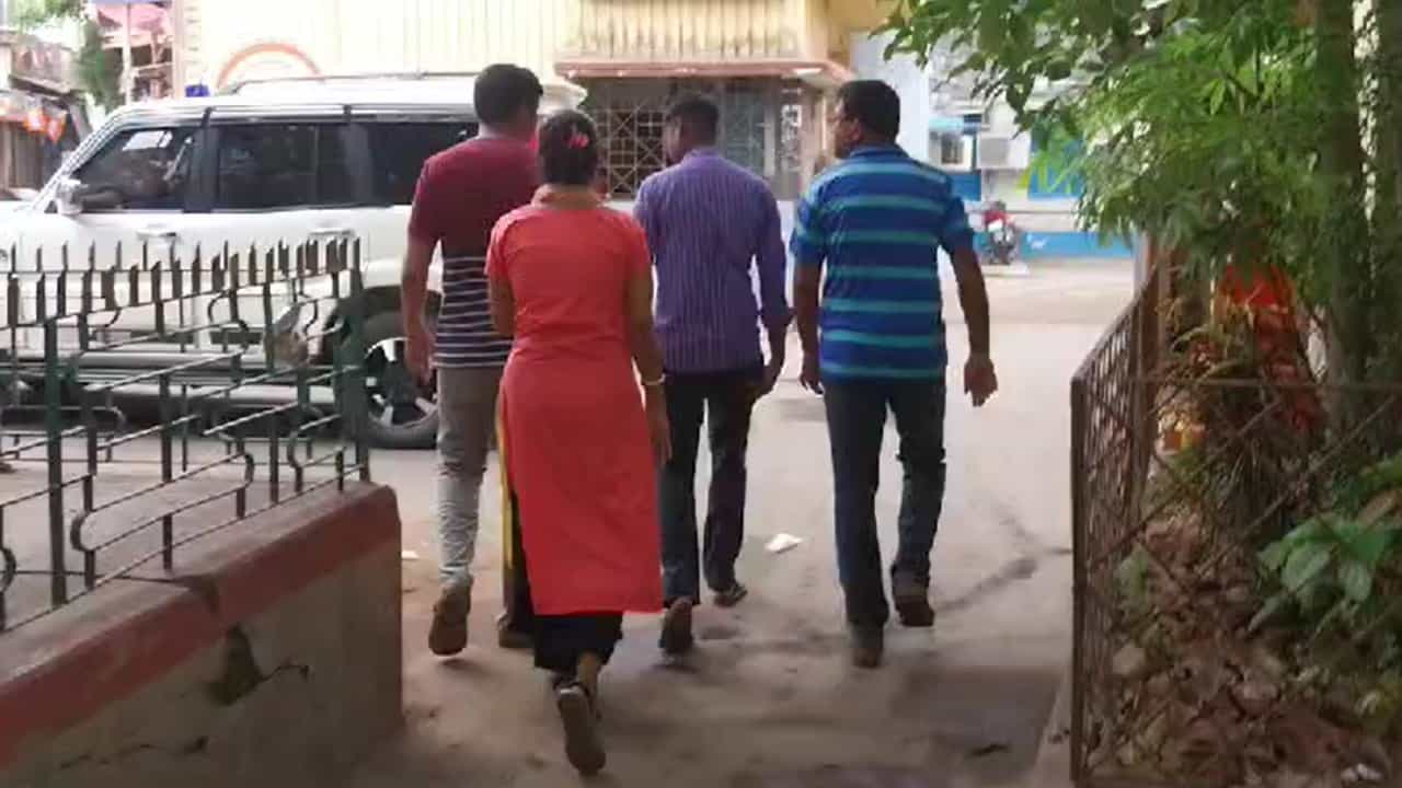 Harassment: ফাঁকা রাস্তায় মহিলাকে জোর করে জড়িয়ে ধরে চুমু খাওয়ার অভিযোগ, পুলিশ ধরল BSF জওয়ানকে Harassment: ফাঁকা রাস্তায় মহিলাকে জোর করে জড়িয়ে ধরে চুমু খাওয়ার অভিযোগ, পুলিশ ধরল BSF জওয়ানকে