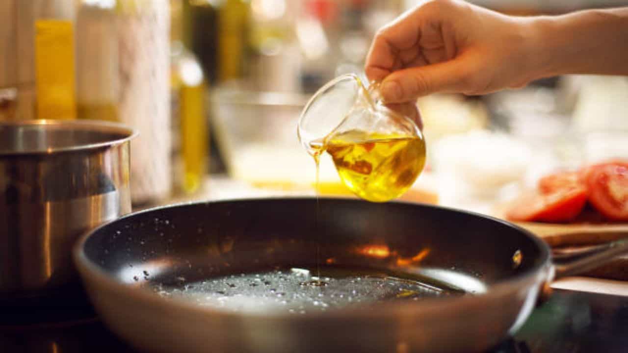 Cooking Oil: সাদা তেল ছেড়ে এই ৩ তেল রাখুন রান্নাঘরের তাকে, ভাজাভুজি খেলেও বাড়বে না কোলেস্টেরল Cooking Oil: সাদা তেল ছেড়ে এই ৩ তেল রাখুন রান্নাঘরের তাকে, ভাজাভুজি খেলেও বাড়বে না কোলেস্টেরল
