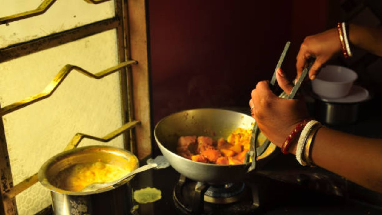 Cooking Tips: সকালবেলা রান্নাঘরে ব্যস্ততা চলে? ৫ ট্রিকস কাজে লাগালেই কেল্লাফতে Cooking Tips: সকালবেলা রান্নাঘরে ব্যস্ততা চলে? ৫ ট্রিকস কাজে লাগালেই কেল্লাফতে
