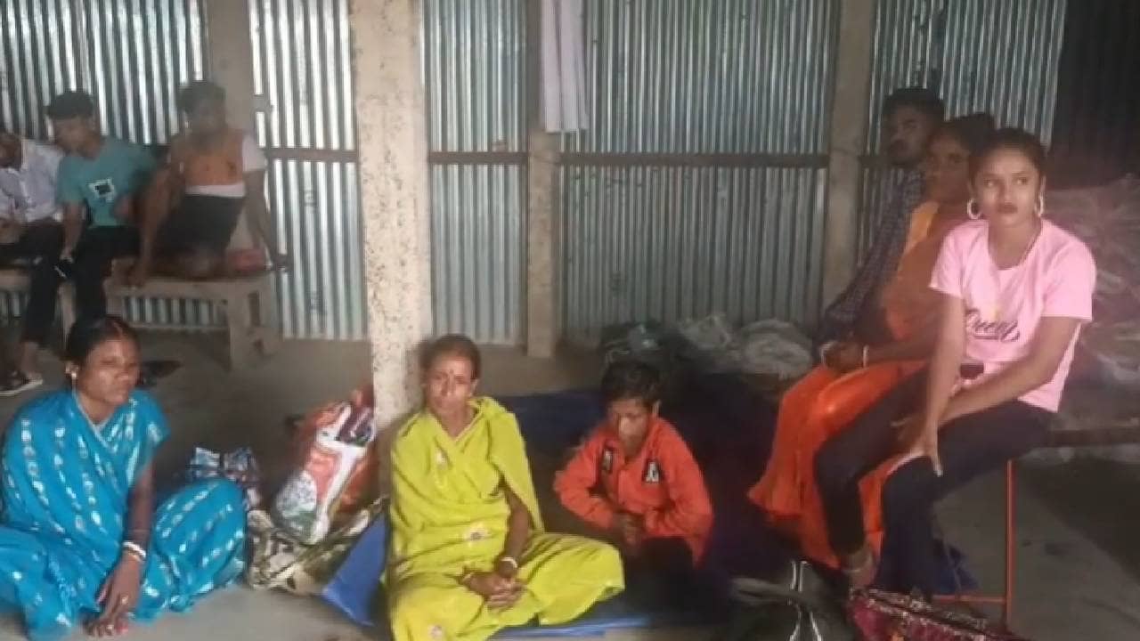 Remal Effect: রাতভর খেয়াঘাটেই আটকে, ঘাট মালিকই খিচুরি খাওয়ালেন জনা ৫০ যাত্রীকে