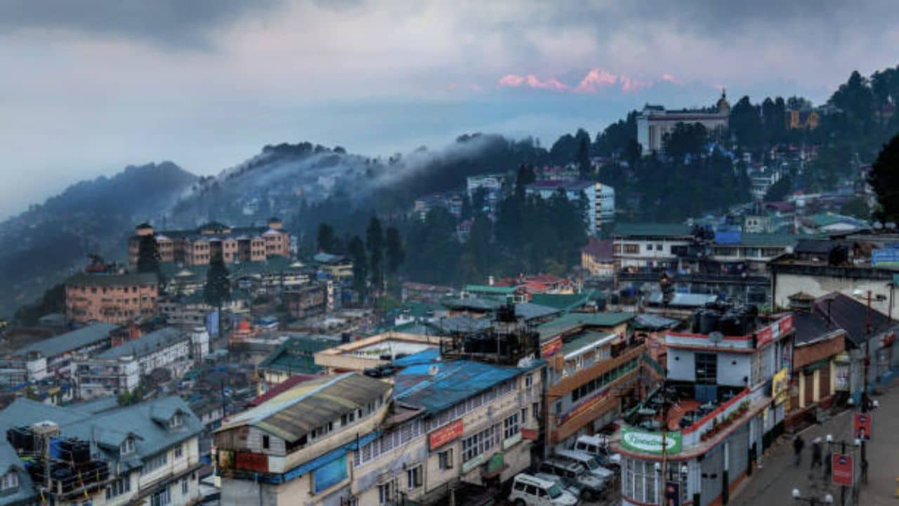 Darjeeling: দার্জিলিংয়ের ম্যালে থিকথিক করছে ভিড়, কোন সময়ে শৈলশহর গেলে পাবেন কোলাহল থেকে মুক্তি?
