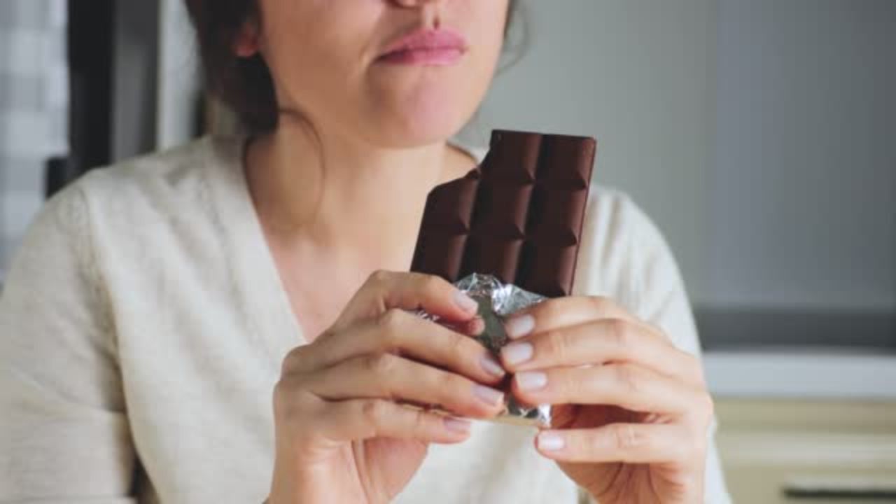 Dark Chocolate: সুগারে মিষ্টি খাওয়া ছেড়েছেন, ডার্ক চকোলেট খাওয়া যাবে কি?