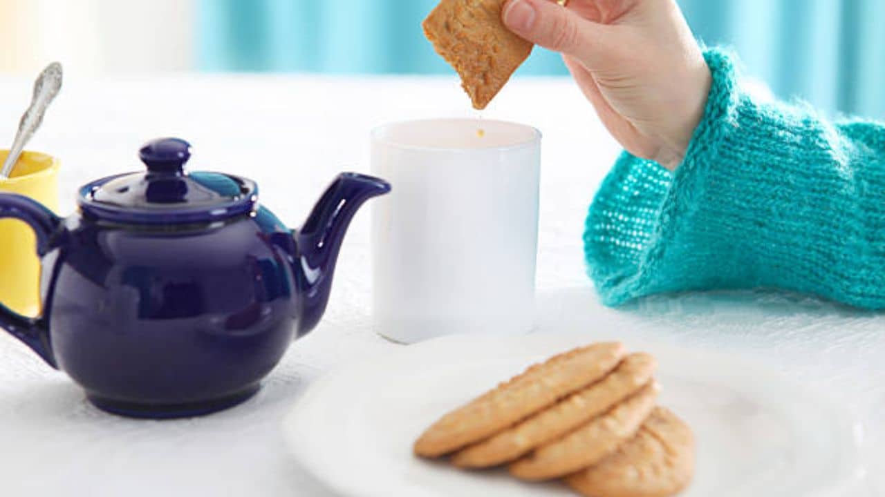 Type-2 Diabetes: সুগার এড়াতে চায়ে শুধু চিনি বন্ধ করলে চলবে না, সঙ্গে বিস্কুট খাওয়াও ছাড়ুন