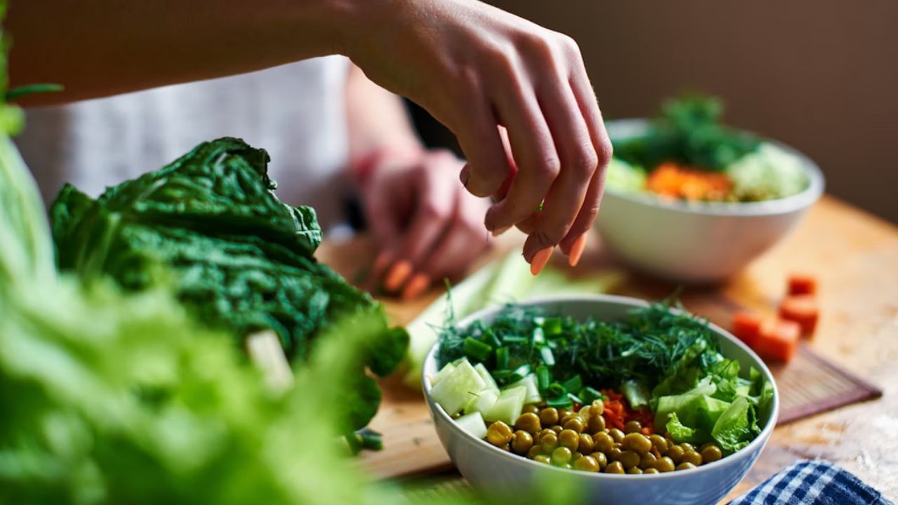 খাদ্যতালিকায় ফাইবার সমৃদ্ধ খাবার রাখতে হলে কী কী রাখবেন? বিভিন্ন শাকসবজি, ফল ও সিরিয়ালে উপস্থিত থাকে। যেমন- মটরশুটি, সয়া, বাজরা, বীজ ও বাদাম, বেরি ইত্যাদি। প্রতিদিনের খাদ্যতালিকায় ফাইবার অন্তর্ভুক্ত করার একটি সহজ উপায় হল, মাল্টিগ্রেন খাওয়া। ময়দা ছাড়া গম, সয়া, চানা, ওটস, ভূট্টা, ও সাইলিয়াম ভুসি খেতে পারেন। 