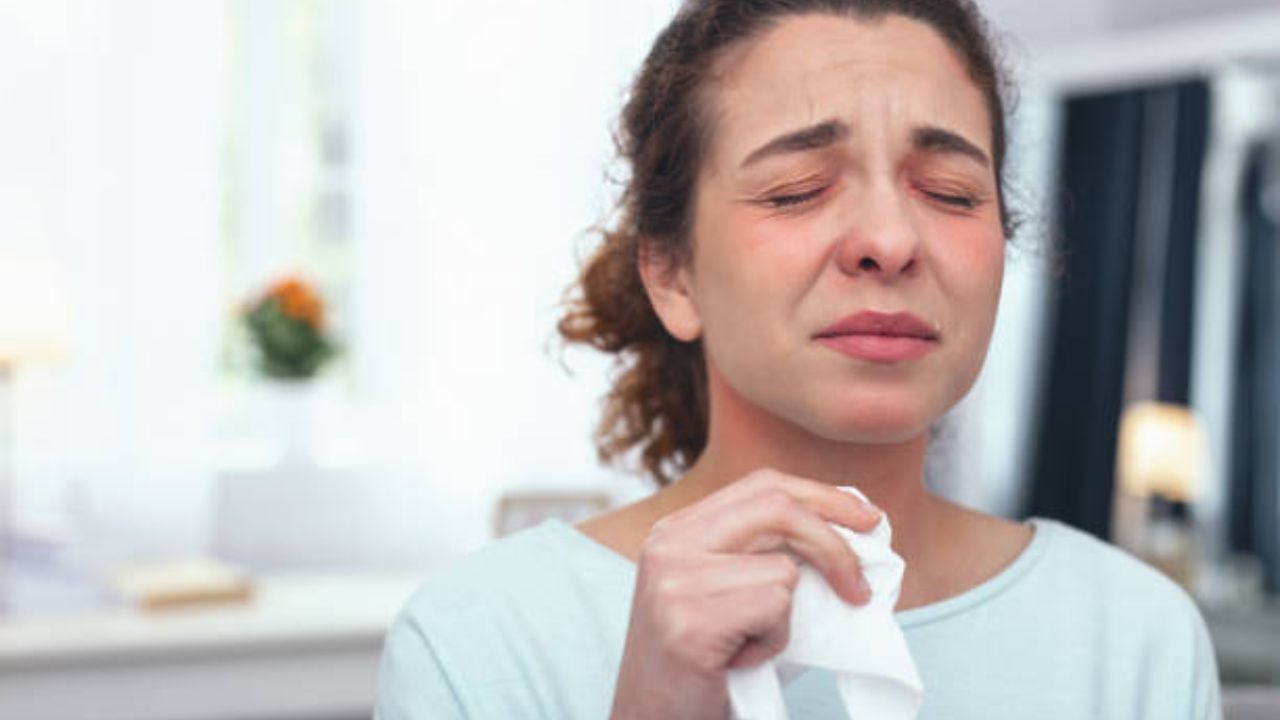 Dust Allergy: ধুলোর সংস্পর্শে এলেই হাঁচি-কাশি শুরু হয়ে যায়? এই টোটকায় দূর করুন ডাস্ট অ্যালার্জি