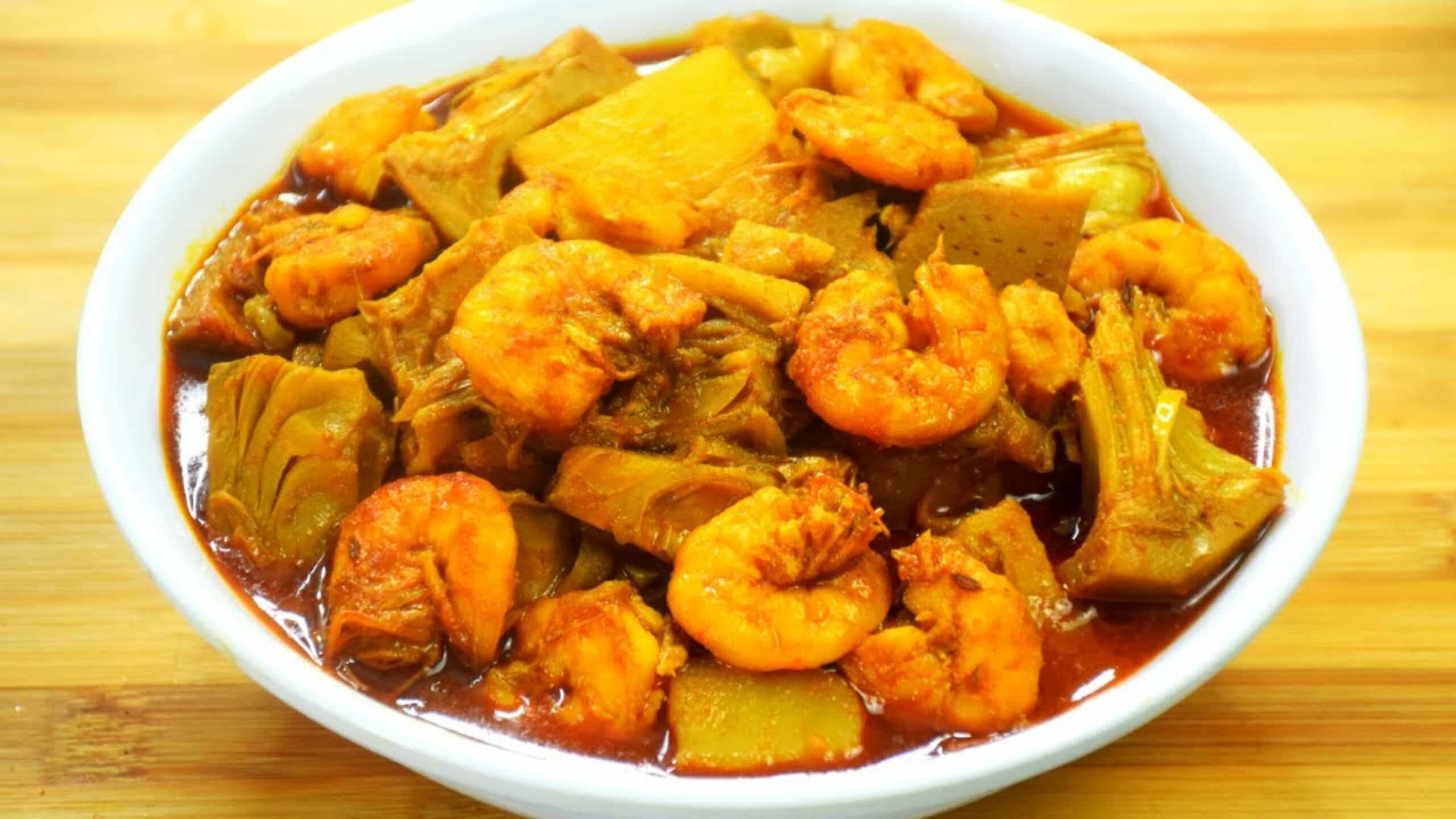 গরমের সময় বাজারে পাওয়া যায় বিভিন্ন রকমের সব্জি। যার মধ্যে অন্যতম এঁচোড়। এই সব্জি ছাড়া বাঙালির রসনাতৃপ্তি সম্পূর্ণ হয় না।