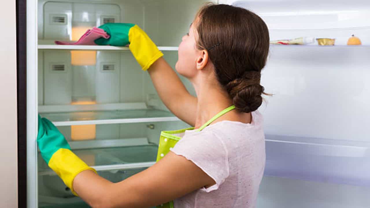 Fridge Cleaning Tips: ফ্রিজ থেকে পচা গন্ধ বেরোচ্ছে? ৫ টোটকায় ঝকঝকে করে তুলুন ফ্রিজকে Fridge Cleaning Tips: ফ্রিজ থেকে পচা গন্ধ বেরোচ্ছে? ৫ টোটকায় ঝকঝকে করে তুলুন ফ্রিজকে