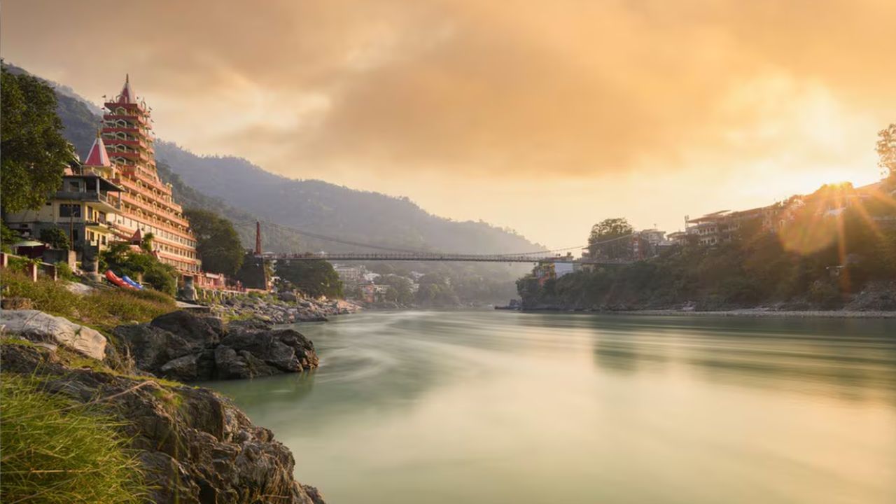 জ্যোতিষ শাস্ত্র অনুসারে গঙ্গা সপ্তমীর দিনে গঙ্গা স্নানের বিশেষ তাৎপর্য রয়েছে।  জীবনের সব পাপ নাশ করে মোক্ষ লাভ হয়। গঙ্গা স্নানের পর রীতি অনুযায়ী দেবী গঙ্গার বিশেষ পুজো করা উচিত। বটগাছ বা বট পাতায় হলুদ দিয়ে একটি স্বস্তিকা তৈরি করুন। সুরক্ষিত জায়গা বা আলমারির মতো সম্পদের জায়গায় রেখে দিলে ধনসম্পদ বৃদ্ধি পেতে পারে।