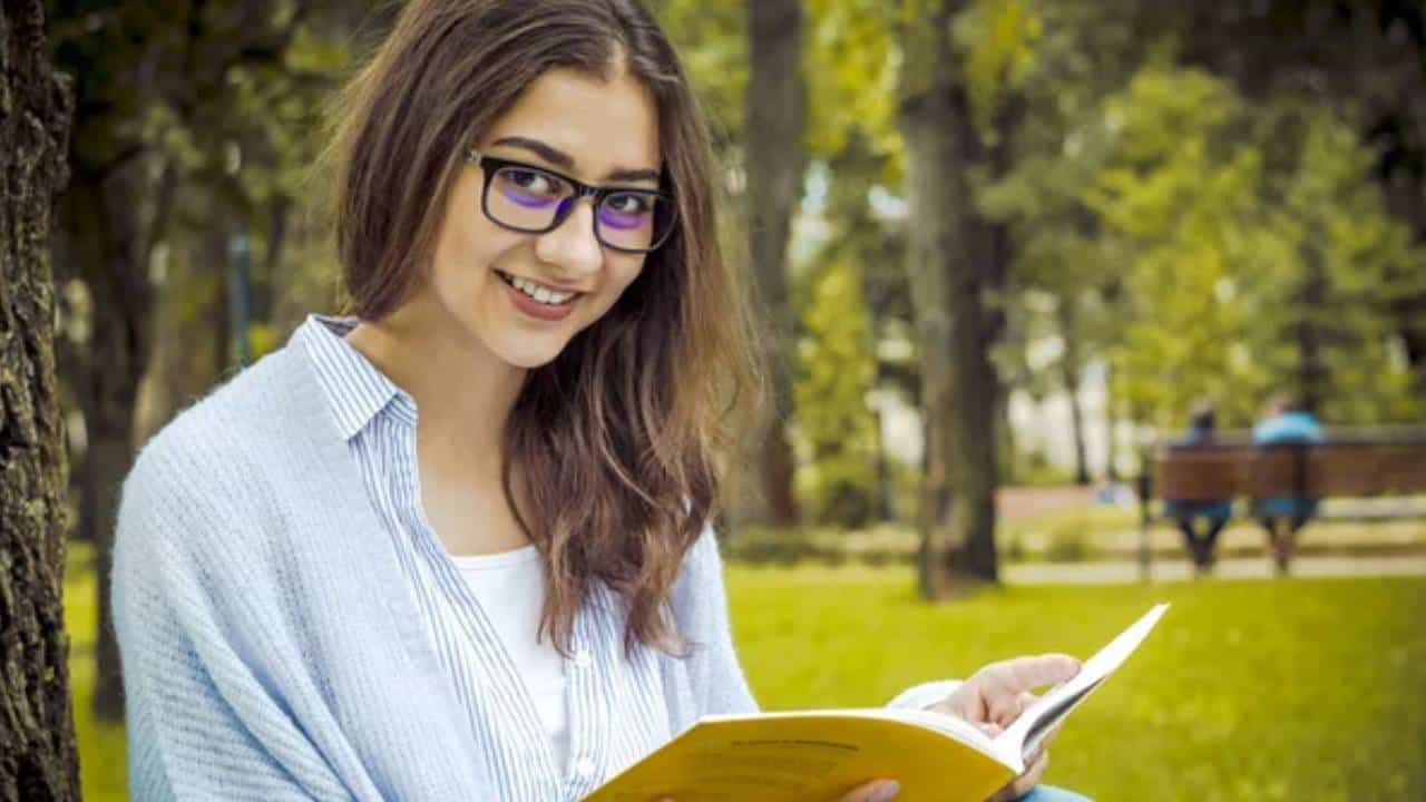 চোখের সমস্যায় যাঁদের সব সময় চশমা পরে থাকতে হয়, চশমার বিরক্তি কেবল তাঁরাই বুঝতে পারেন।