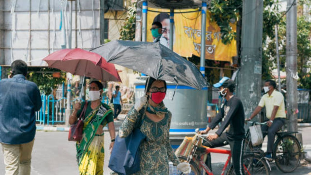 রোদে বেরোলে অবশ্যই ছাতা, সানগ্লাস নিয়ে বেরোন। সম্ভব হলে মাথা-মুখ হালকা সুতির কাপড়ে মুড়ে নিন। যতটা সম্ভব রোদ এড়িয়ে চলা এবং শেডের নীচে দাঁড়ানোর চেষ্টা করুন। সঙ্গে অবশ্যই জলের বোতল রাখবেন 