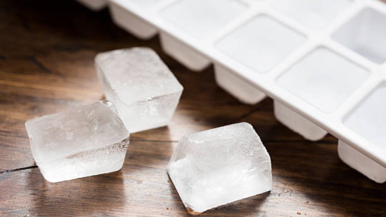 Ice Making Technique: গরম জল দিয়ে বরফ জমান মাত্র ১৫ মিনিটে, কাজে লাগান এই স্মার্ট কৌশল Ice Making Technique: গরম জল দিয়ে বরফ জমান মাত্র ১৫ মিনিটে, কাজে লাগান এই স্মার্ট কৌশল