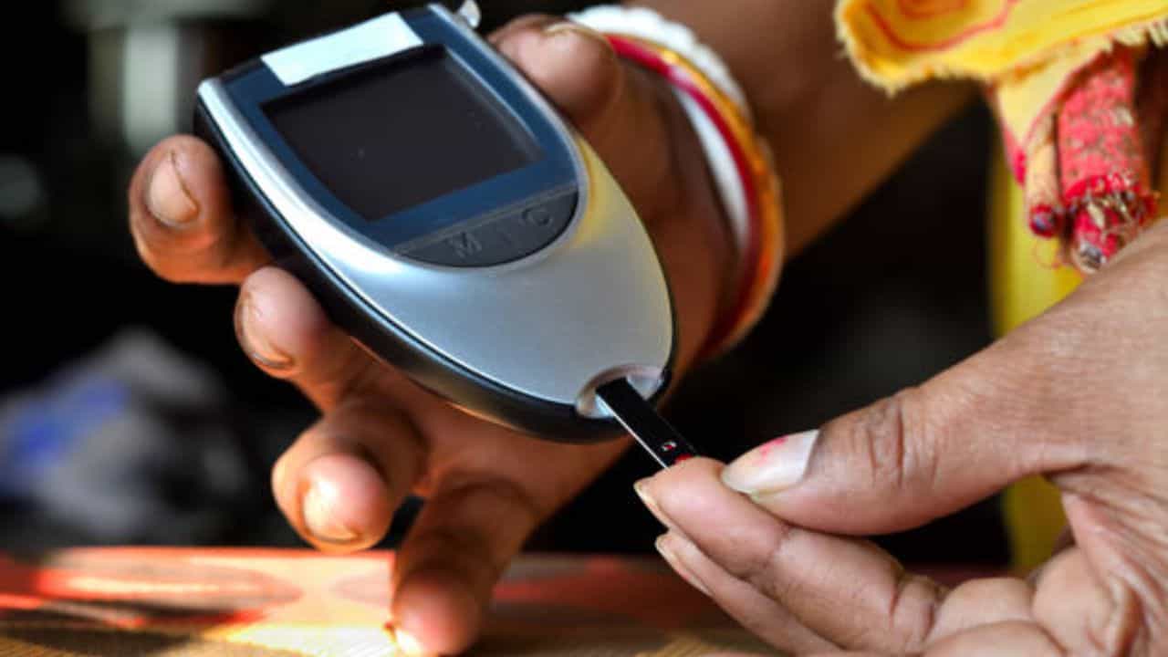ডায়াবেটিস থাকলে খাওয়া-দাওয়ায় নানা বিধিনিষেধ থাকে। কী খাবেন, কতটা খাবেন আর কখন খাবেন—সবই নিয়মে বাধা থাকে। এদিক থেকে ওদিক হলেই বিপদ।
