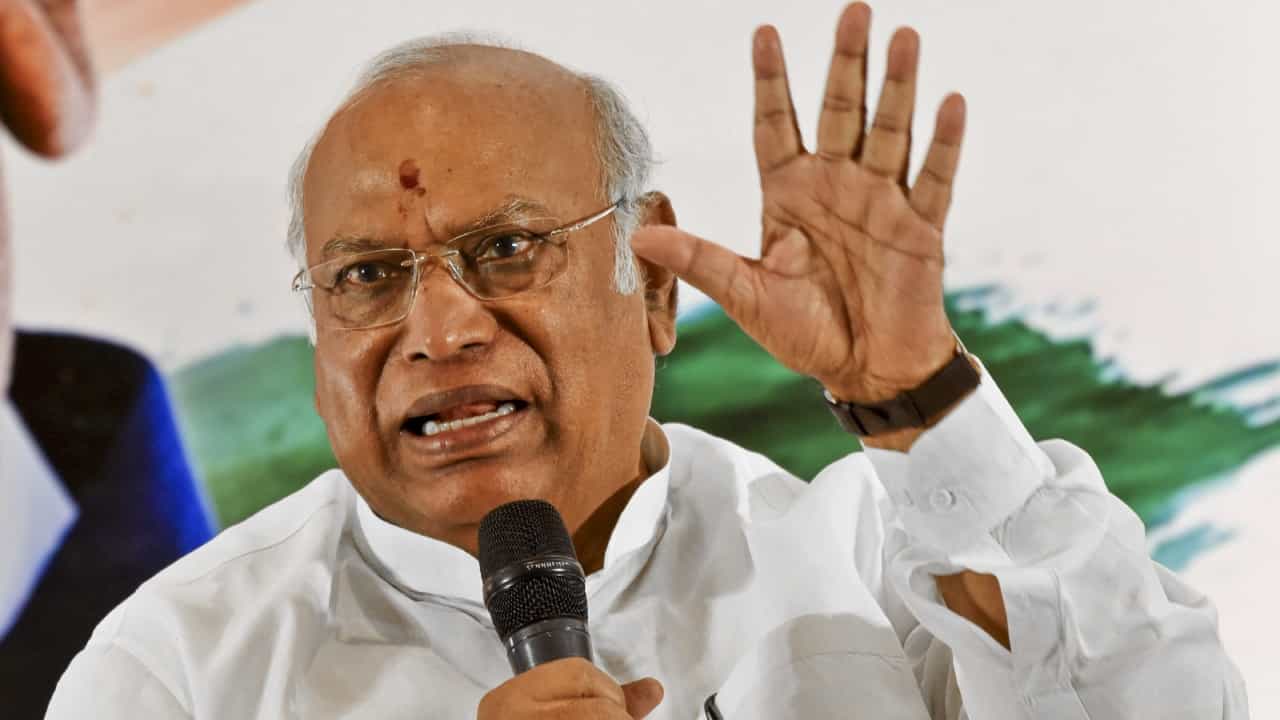 ECI slams Mallikarjun Kharge: নির্বাচন প্রক্রিয়ায় বাধা দিতে চাইছেন খাড়্গে! কড়া চিঠি কমিশনের ECI slams Mallikarjun Kharge: নির্বাচন প্রক্রিয়ায় বাধা দিতে চাইছেন খাড়্গে! কড়া চিঠি কমিশনের