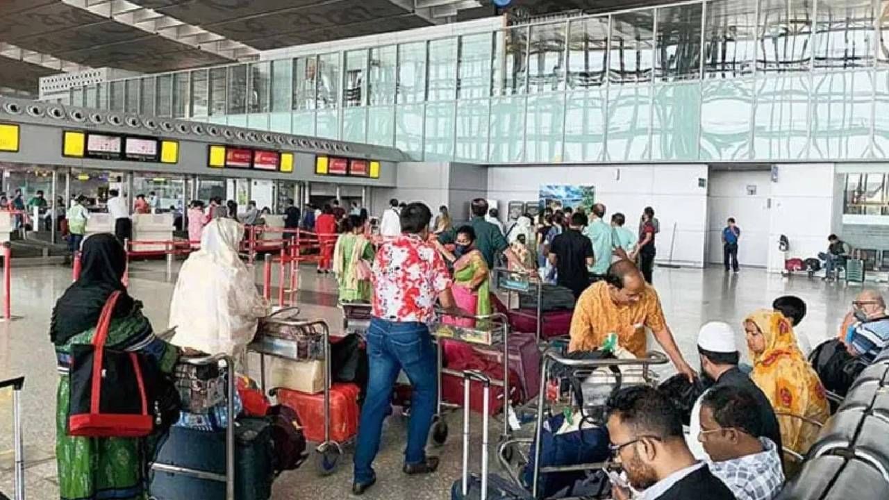 Kolkata Airport: বিমানে উঠতে না উঠতেই কাণ্ড, অ্যারোব্রিজ থেকেই ঘুরে নামতে হল যাত্রীদের