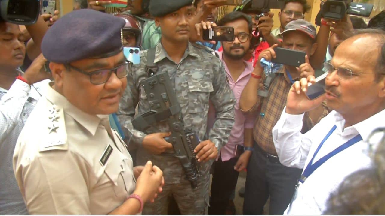 Adhir Chowdhury: পুলিশের সঙ্গে বচসা, অতগুলো গাড়ি কেন? বোঝালেন অধীর