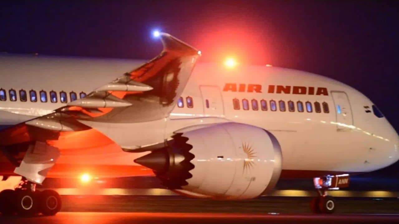 Kolkata Airport: ধাঁধিয়ে যাচ্ছে চোখ! কলকাতায় নামার মুখেই বিপদে এয়ার ইন্ডিয়ার বিমান