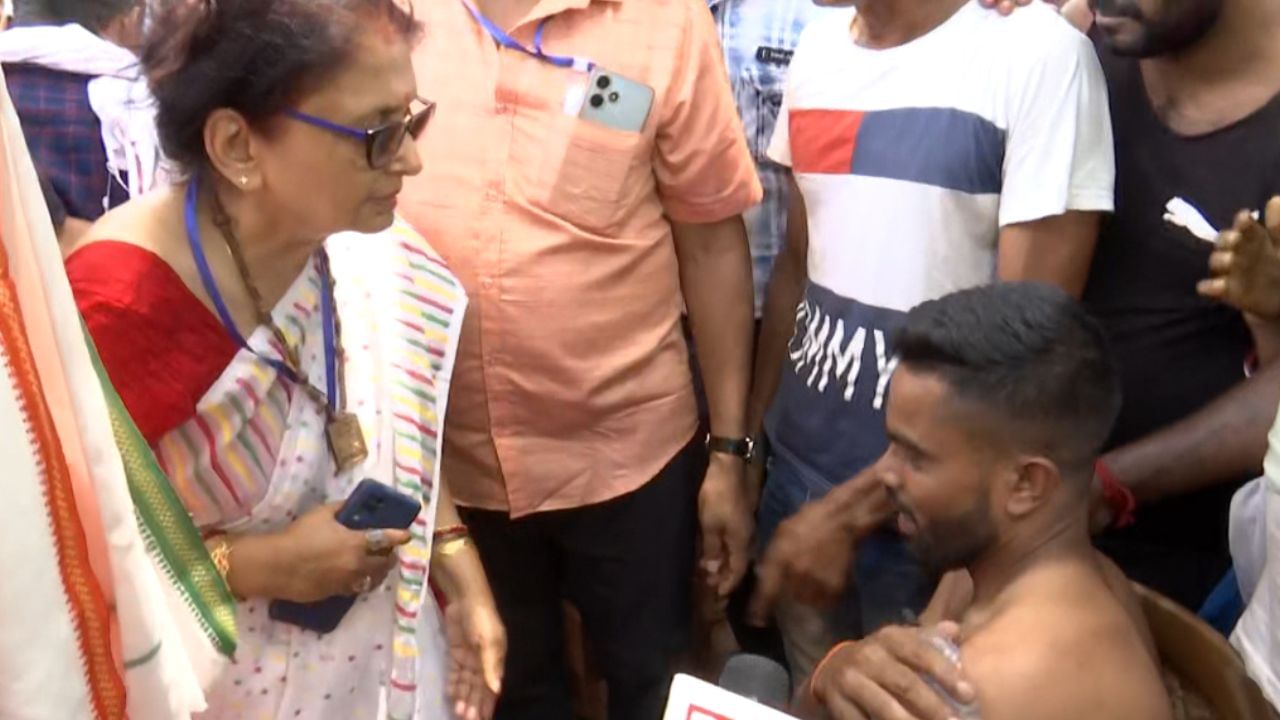 BJP Amrita Roy: বাঁশ দিয়ে সপাটে মার, সোজা থানায় হাজির 'রানি মা', দিলেন ধরনায় বসার হুঁশিয়ারি BJP Amrita Roy: বাঁশ দিয়ে সপাটে মার, সোজা থানায় হাজির 'রানি মা', দিলেন ধরনায় বসার হুঁশিয়ারি