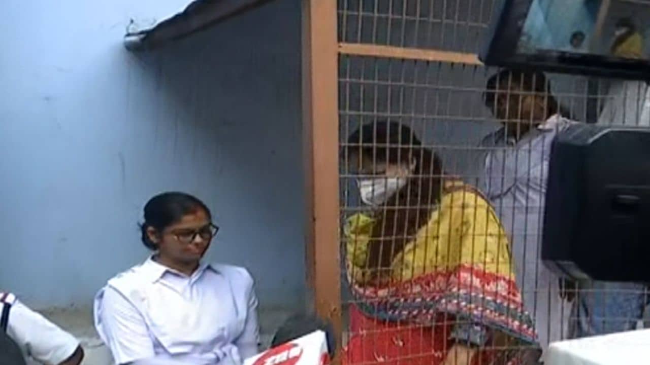 Recruitment Scam: চাকরি যাচ্ছে দেখে খারাপ লাগছে..., প্রিজন ভ্যানে বসে বললেন অর্পিতা মুখোপাধ্যায়