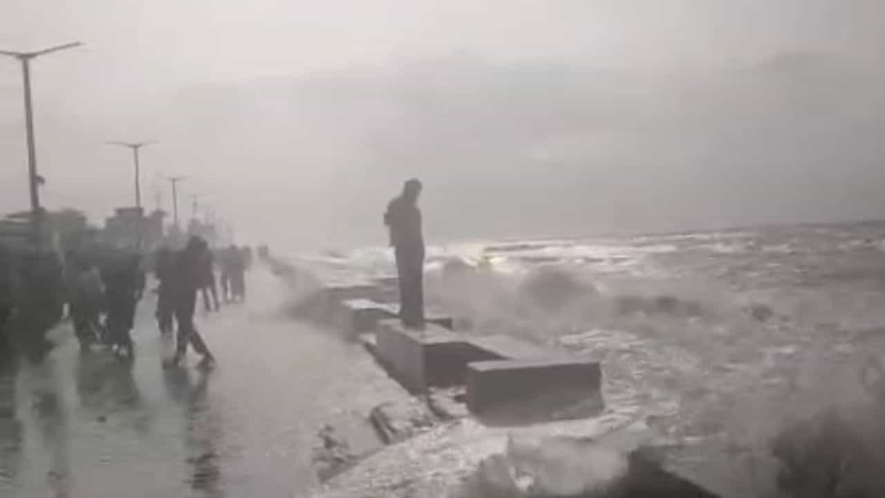 Rain in Digha: বৃষ্টি পড়তে না পড়তেই বদলে গেল দিঘার সমুদ্র, সাত সকালে কী দেখলেন পর্যটকরা Rain in Digha: বৃষ্টি পড়তে না পড়তেই বদলে গেল দিঘার সমুদ্র, সাত সকালে কী দেখলেন পর্যটকরা
