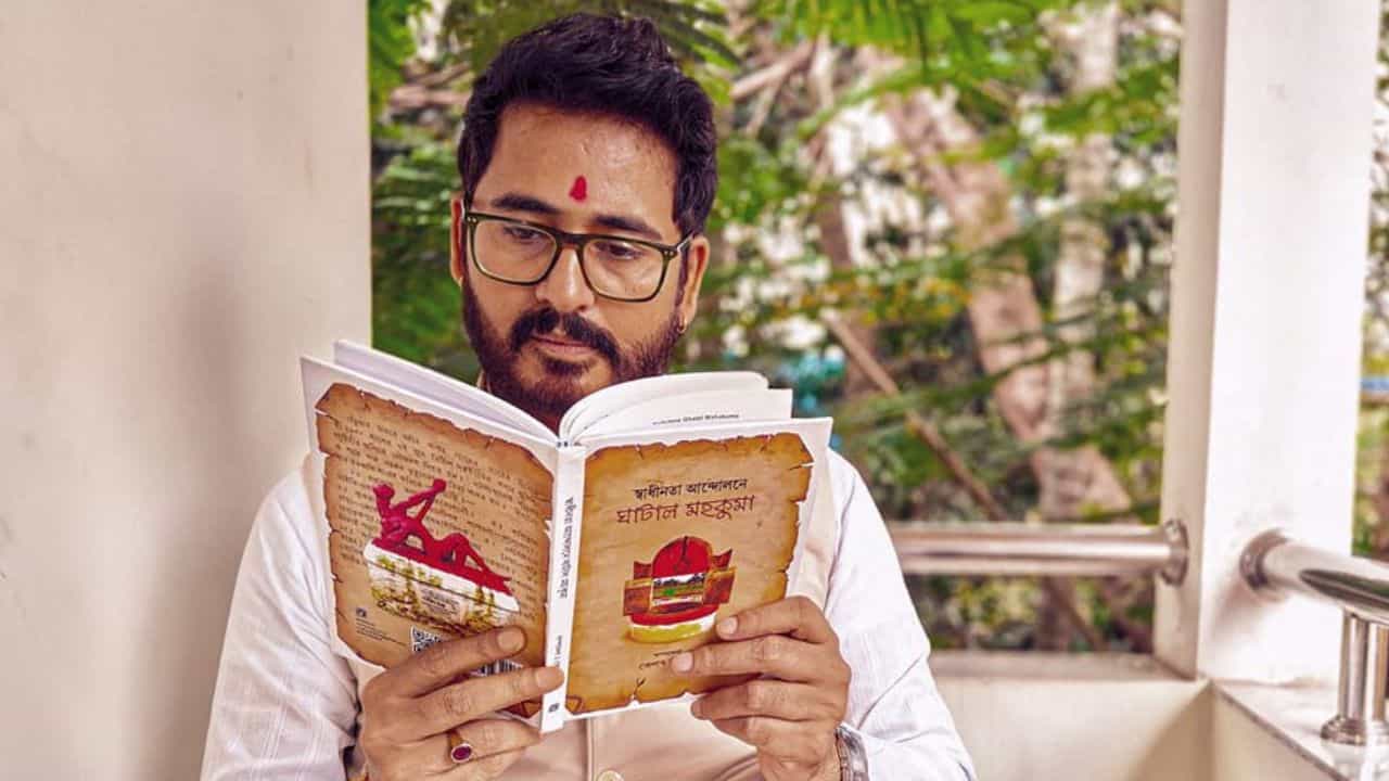Hiran Chatterjee: IIT খড়গপুরে রিসার্চ করেন হিরণ? প্রশ্ন উঠল ডিগ্রি নিয়ে, কী বললেন অভিনেতা? Hiran Chatterjee: IIT খড়গপুরে রিসার্চ করেন হিরণ? প্রশ্ন উঠল ডিগ্রি নিয়ে, কী বললেন অভিনেতা?