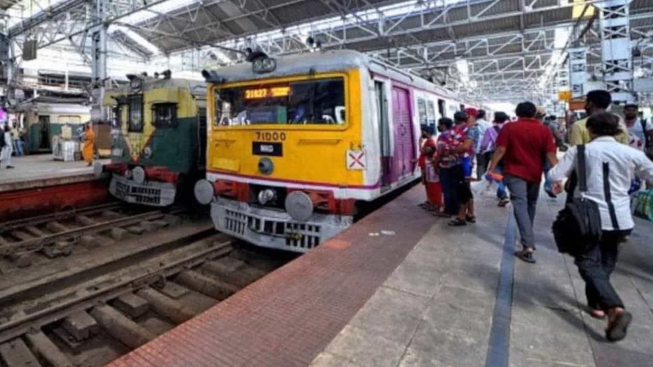 Sealdah-Howrah Rail: শিয়ালদহ-হাওড়া স্টেশন একেবারে নতুন উদ্যোগ রেলের, কী কী সুবিধা পাবেন যাত্রীরা Sealdah-Howrah Rail: শিয়ালদহ-হাওড়া স্টেশন একেবারে নতুন উদ্যোগ রেলের, কী কী সুবিধা পাবেন যাত্রীরা