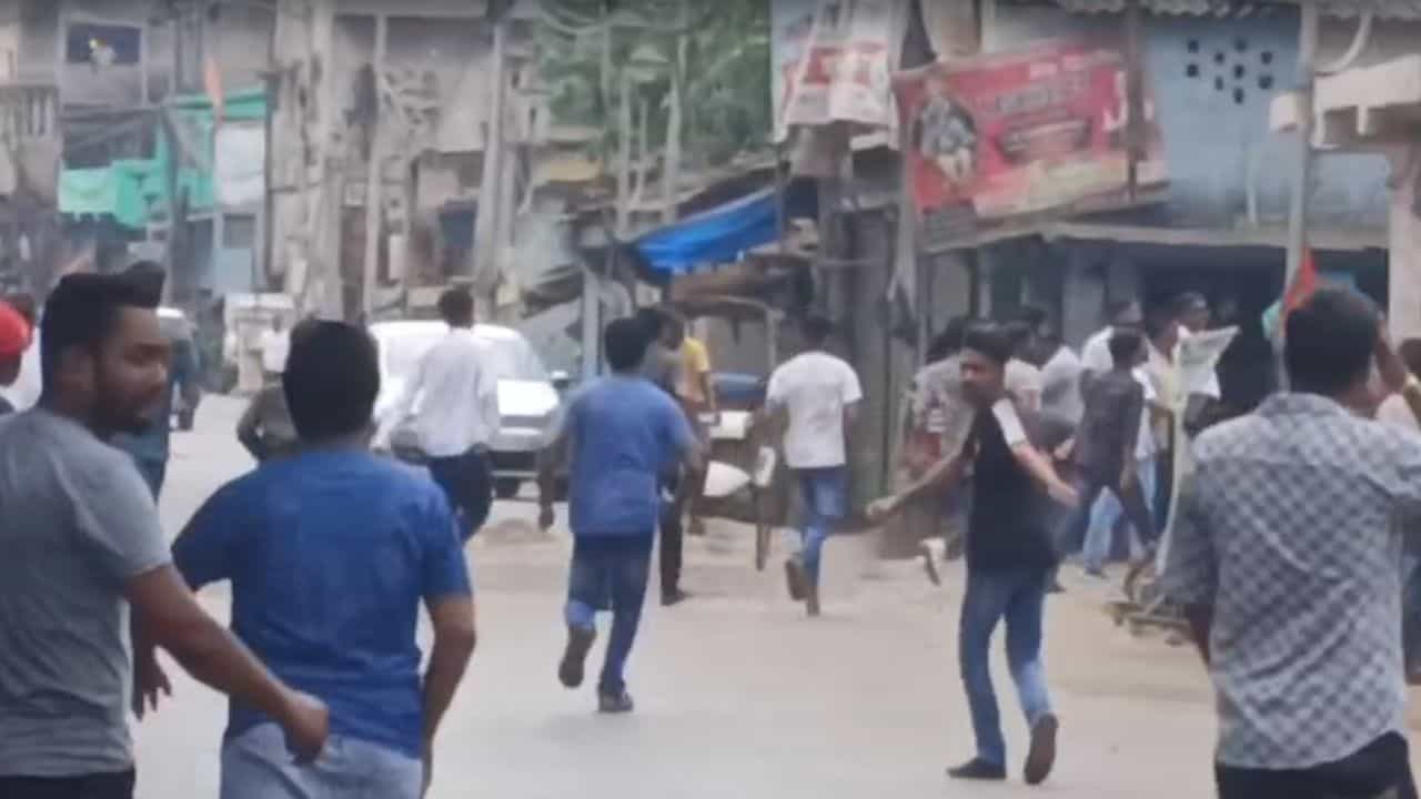 Loksabha Election-Howrah: হঠাৎ বোমার শব্দ, গুলির আওয়াজ! প্রাণ হাতে ছুটছেন ভোটাররা, এ কোন ছবি ভোটের বাংলায় Loksabha Election-Howrah: হঠাৎ বোমার শব্দ, গুলির আওয়াজ! প্রাণ হাতে ছুটছেন ভোটাররা, এ কোন ছবি ভোটের বাংলায়