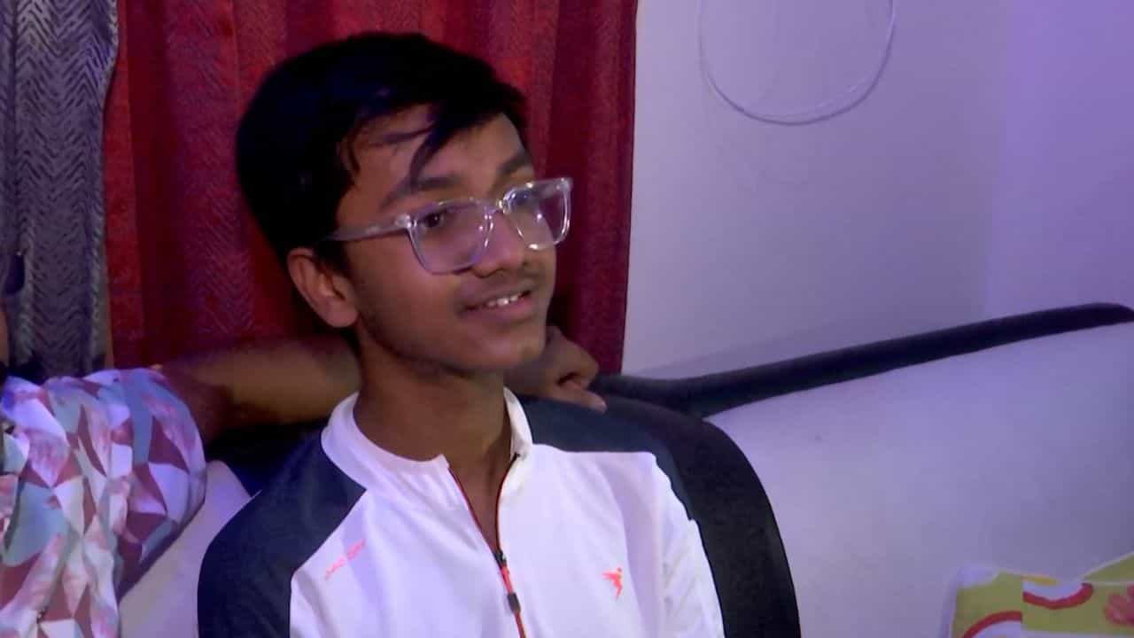 কোচবিহার রামঘোলা স্কুলের ছাত্র চন্দ্রচূড় সেন এবছর মাধ্যমিকে প্রথম। তার প্রাপ্ত নম্বর ৬৯৩। চিকিৎসক হওয়ার স্বপ্ন দেখে সে। বায়োলজি ভালো লাগে সবচেয়ে বেশি। তারপর পদার্থবিদ্যা, রসায়ন। সায়েন্স নিয়েই পড়ার ইচ্ছা চন্দ্রচূড়ের। তারপর জয়েন্ট এন্ট্রাস দিয়ে ডাক্তারি পড়া।