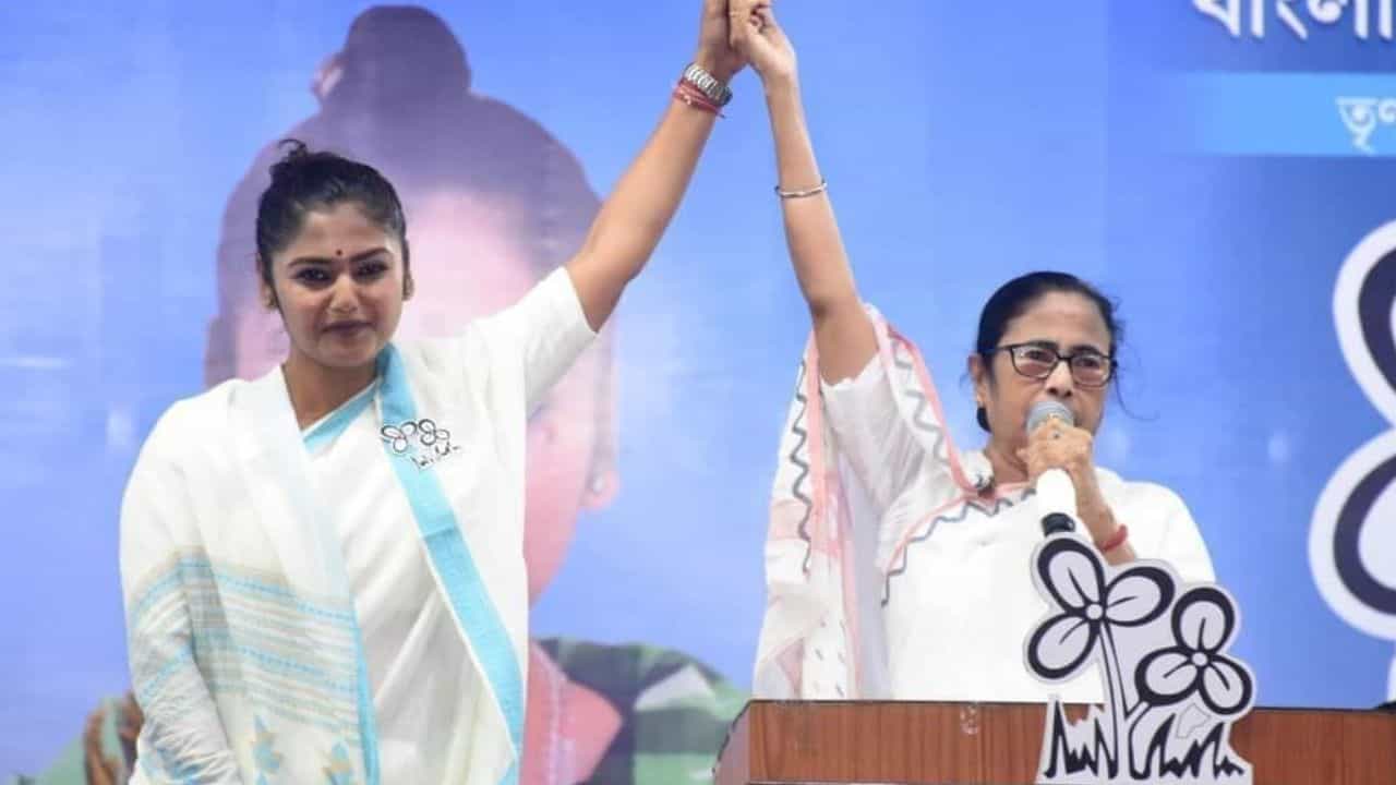 Mamata on Mimi: কেন টিকিট পেলেন না মিমি? সায়নীর হাত ধরে আবারও ব্যাখ্যা মমতার Mamata on Mimi: কেন টিকিট পেলেন না মিমি? সায়নীর হাত ধরে আবারও ব্যাখ্যা মমতার