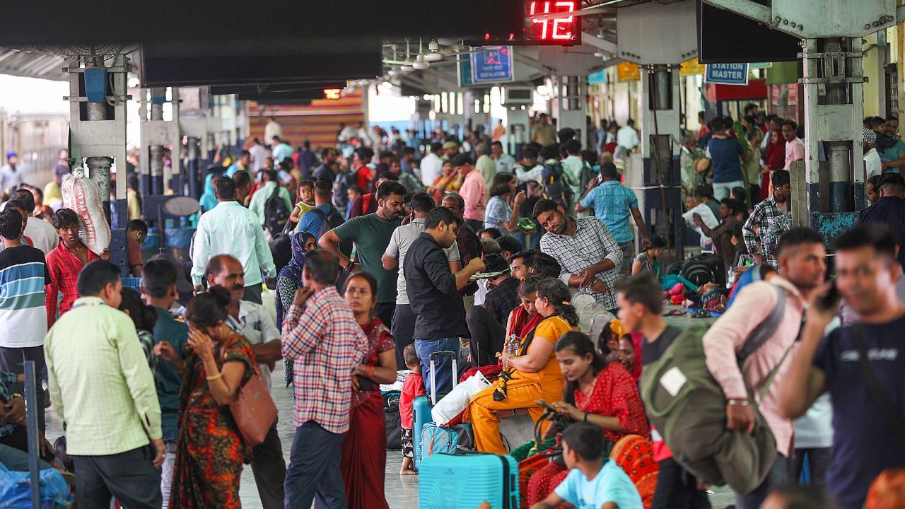 Railway Helpline Number: এই নম্বরে ফোন করলেই মুস্কিল আসান! ট্রেনে ওঠার আগে অবশ্যই জেনে নিন Railway Helpline Number: এই নম্বরে ফোন করলেই মুস্কিল আসান! ট্রেনে ওঠার আগে অবশ্যই জেনে নিন