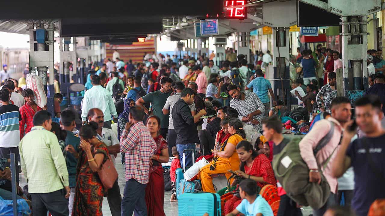 Railway Helpline Number: এই নম্বরে ফোন করলেই মুস্কিল আসান! ট্রেনে ওঠার আগে অবশ্যই জেনে নিন Railway Helpline Number: এই নম্বরে ফোন করলেই মুস্কিল আসান! ট্রেনে ওঠার আগে অবশ্যই জেনে নিন
