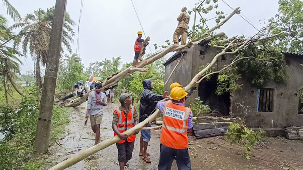 Cyclone Remal Update: ৩৮০ কিলোমিটার জুড়ে শুধু বিদ্যুতের তারই ছিঁড়ে গিয়েছে, আর কী কী বিপর্যয় ঘটাল 'রেমাল'