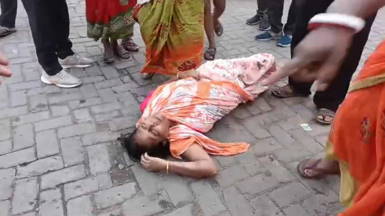 Loksabha Election-Howrah: রক্তারক্তি-কাণ্ড হাওড়ায়! মেরে মাথা ফাটিয়ে দেওয়ার অভিযোগ, অ্যাকশনে মহিলারাও Loksabha Election-Howrah: রক্তারক্তি-কাণ্ড হাওড়ায়! মেরে মাথা ফাটিয়ে দেওয়ার অভিযোগ, অ্যাকশনে মহিলারাও