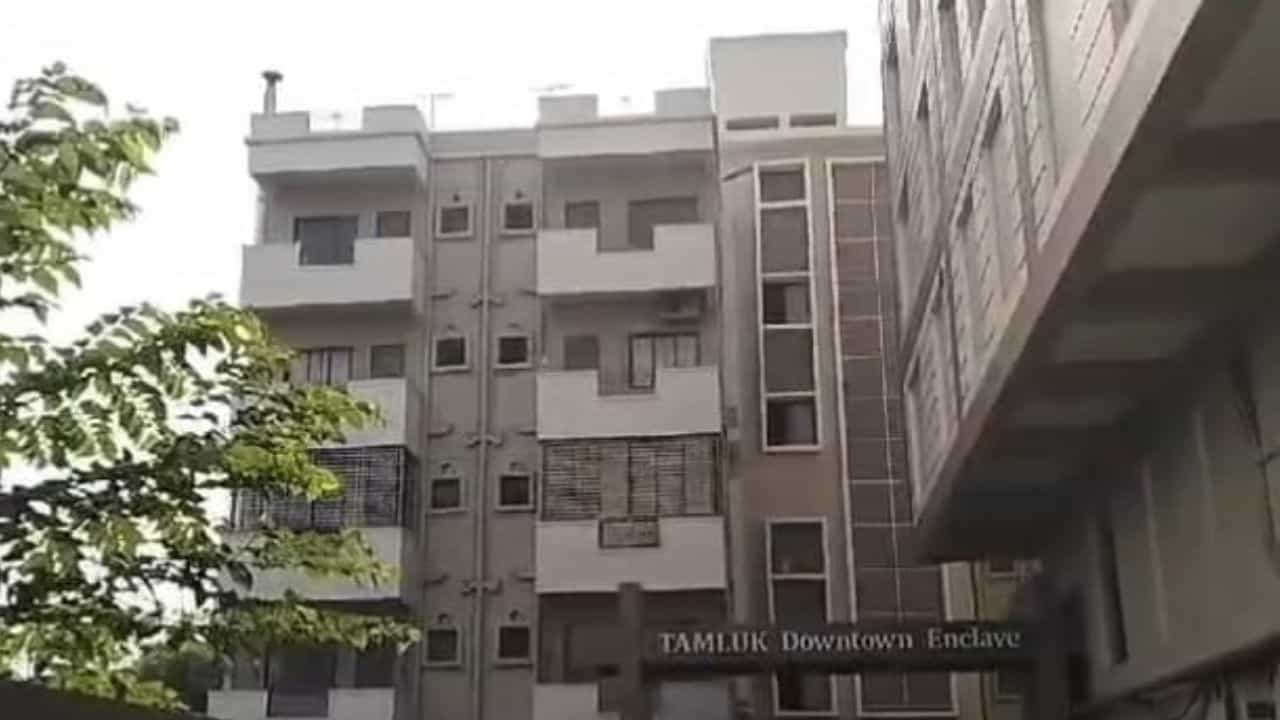 Illegal Building: ফ্ল্যাটের লোন মেটেনি এখনও! ১৫০ কোটির আবাসন ভেঙে ফেলার নির্দেশ, উদ্বেগে শতাধিক পরিবার Illegal Building: ফ্ল্যাটের লোন মেটেনি এখনও! ১৫০ কোটির আবাসন ভেঙে ফেলার নির্দেশ, উদ্বেগে শতাধিক পরিবার