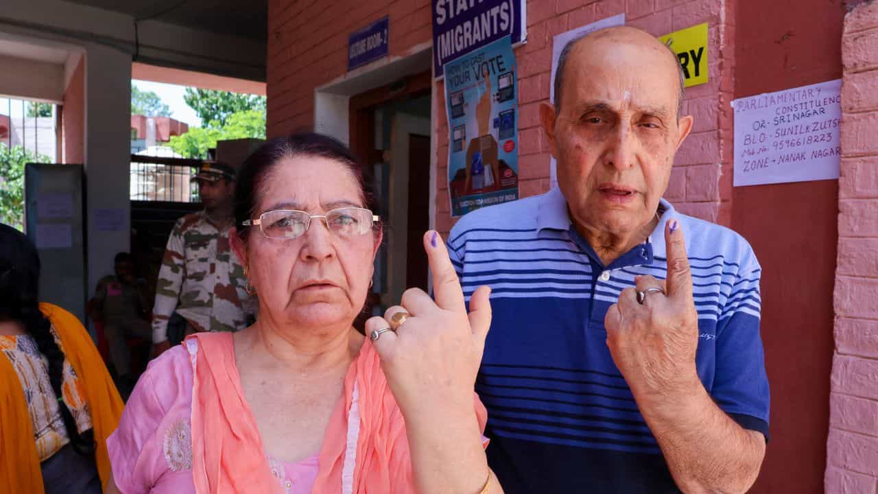 Election in Kashmir: তিন দশক পর এত শান্তি! ভোটে এবার 'রেকর্ড' কাশ্মীরের Election in Kashmir: তিন দশক পর এত শান্তি! ভোটে এবার 'রেকর্ড' কাশ্মীরের
