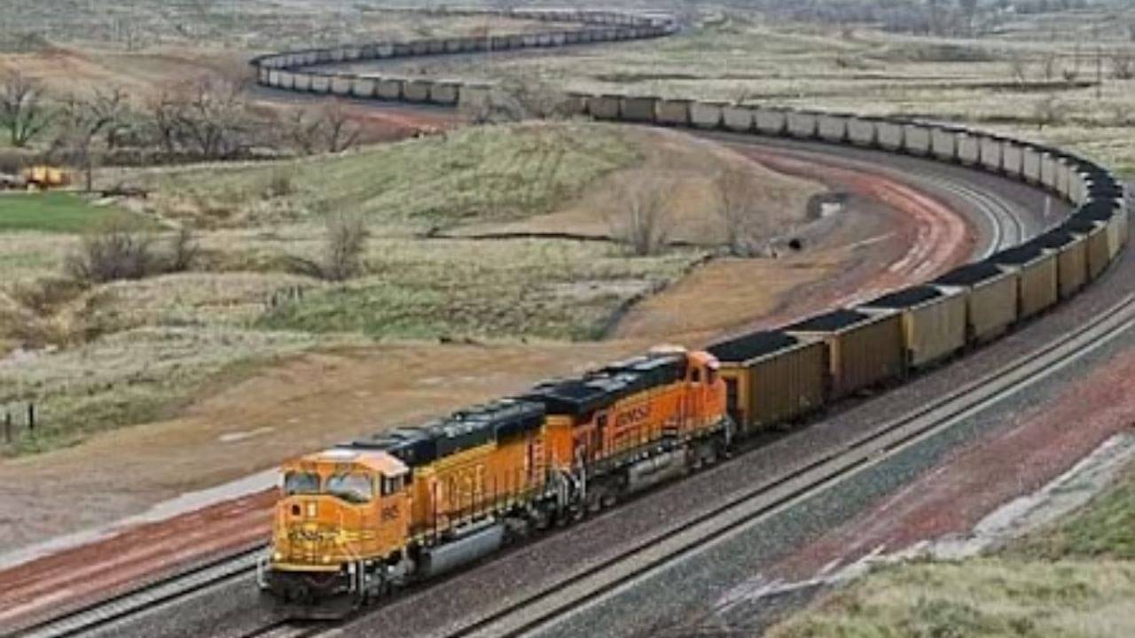 Longest Train: সাপের মতো দেখতে এটাই বিশ্বের দীর্ঘতম ট্রেন, একদিকে থেকে আর একদিকে হেঁটে যেতে কতক্ষণ লাগবে জানেন