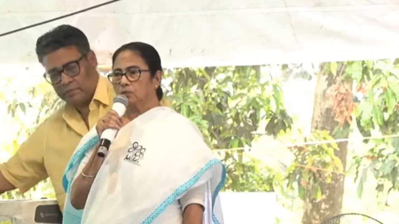 Mamata Banerjee-LIVE: 'রাহুল রায়বরেলিতে দাঁড়িয়েছে বেশ করেছে, তোমার কী!', মোদীকে আক্রমণ মমতার Mamata Banerjee-LIVE: 'রাহুল রায়বরেলিতে দাঁড়িয়েছে বেশ করেছে, তোমার কী!', মোদীকে আক্রমণ মমতার