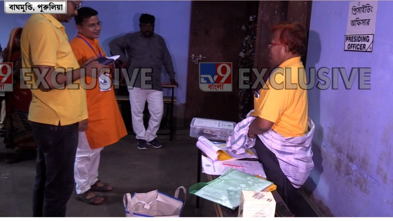 Vote in Purulia: বুথে ঢুকে প্রিসাইডিং অফিসারকে লুঙ্গি খুলিয়ে প্যান্ট পরালেন প্রার্থী