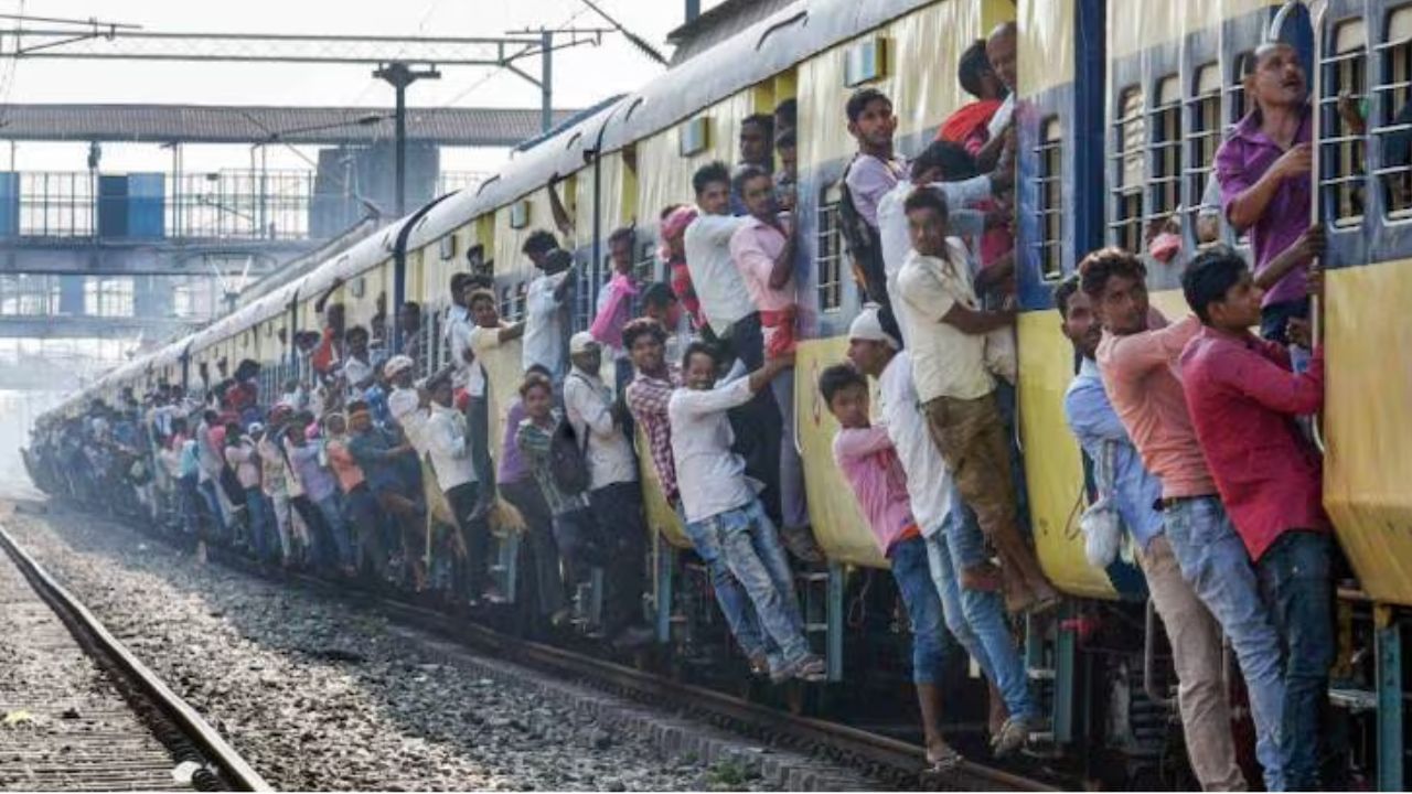 Howrah-Sealdah Train: টিকিট কাটেন না লক্ষ লক্ষ যাত্রী, শুধু হাওড়া-শিয়ালদহ থেকে রেল কত কোটি জরিমানা আদায় করেছে জানেন Howrah-Sealdah Train: টিকিট কাটেন না লক্ষ লক্ষ যাত্রী, শুধু হাওড়া-শিয়ালদহ থেকে রেল কত কোটি জরিমানা আদায় করেছে জানেন