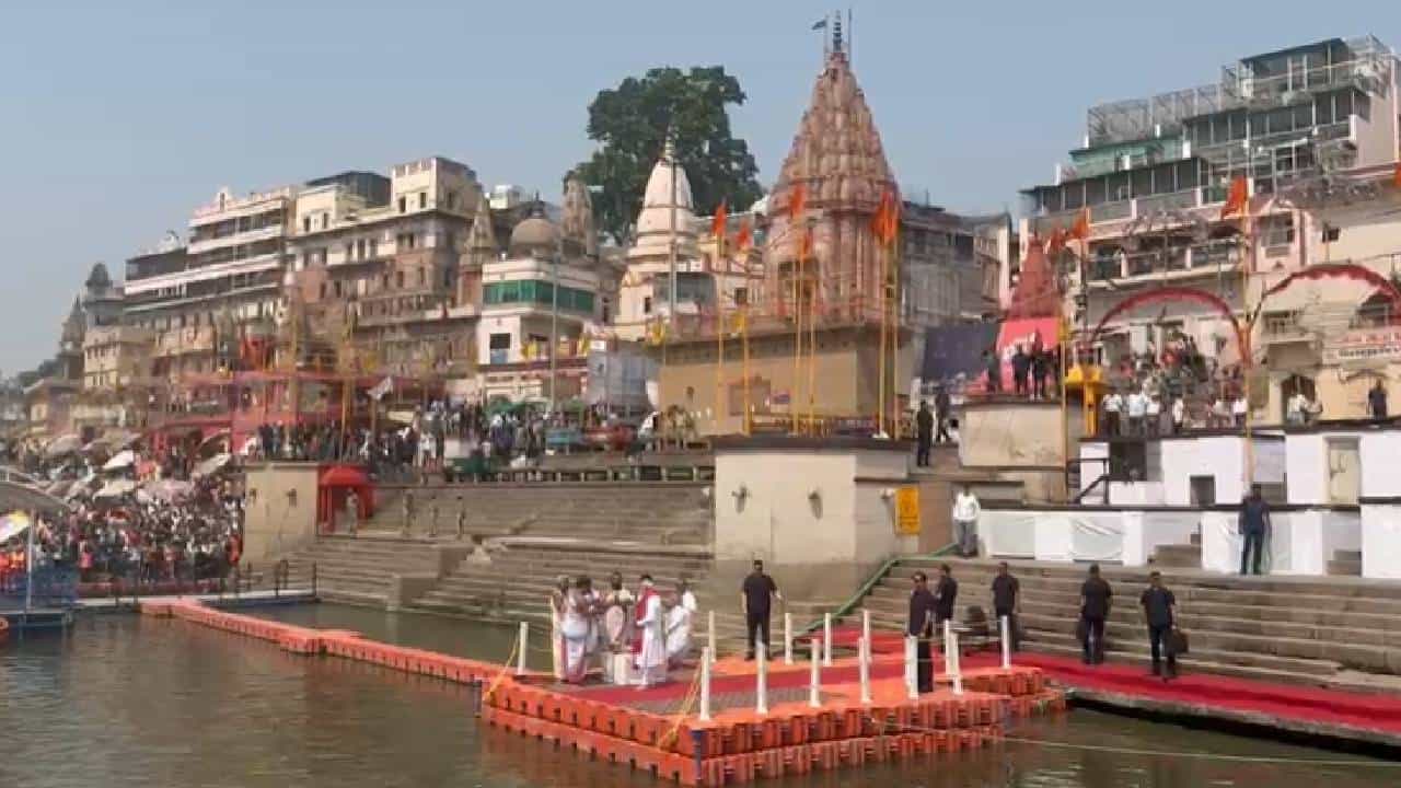 Narendra Modi: মনোনয়নের সকালে আবেগঘন মোদী, চোখের কোণে জল, ধরে এলো গলা... Narendra Modi: মনোনয়নের সকালে আবেগঘন মোদী, চোখের কোণে জল, ধরে এলো গলা...