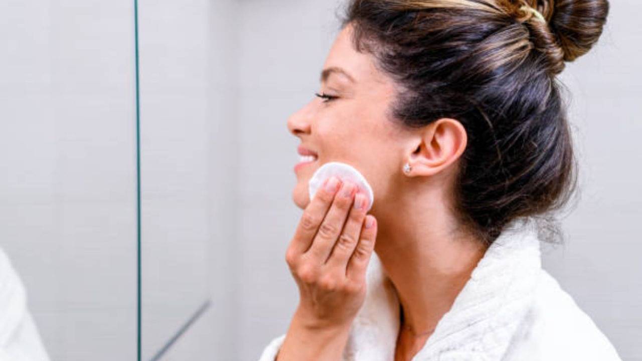 Makeup Remover: শুধু ফেসওয়াশ দিয়ে মেকআপ তোলা যায় না, এই ছোট্ট টোটকা মানতেই হবে