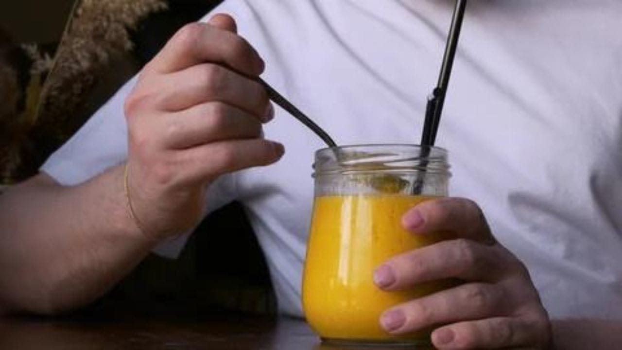 প্রচণ্ড গরমে হাইড্রেটেড থাকা অত্যন্ত গুরুত্বপূর্ণ। আমের রস শরীরকে হাইড্রেটেড রাখার একটি দুর্দান্ত উপায়। কারণ শুধুমাত্র তৃষ্ণা মেটায় তাই নয়, পটাসিয়াম ও ম্যাগনেসিয়ামের মতো প্রয়োজনীয় ইলেক্ট্রোলাইটও সরবরাহ করে। গরমে ও তাপে প্রচুর ঘাম বের হলে আমের রস খাওয়া অত্যন্ত উপকারী।