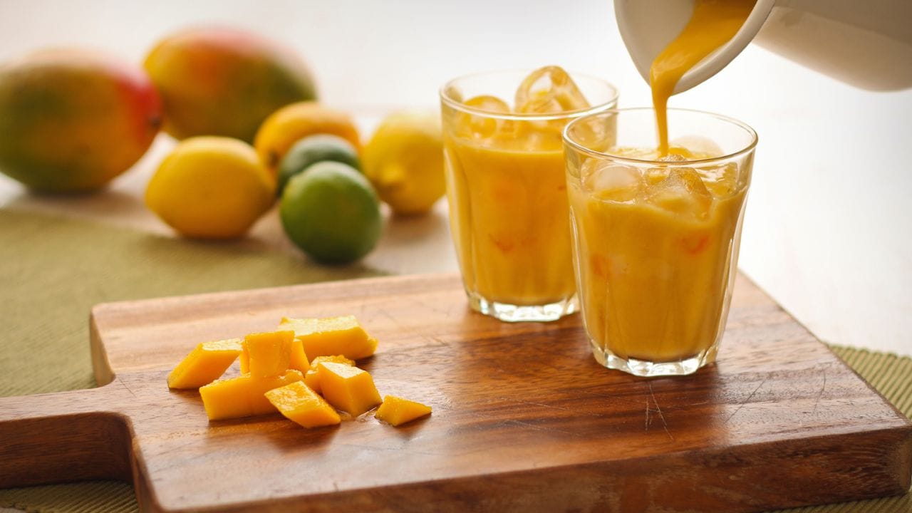 আমের রসে অ্যামাইলেসের মতো এনজাইম থাকে। এই এনজাইমগুলি কার্বোহাইড্রেট ভেঙ্গে হজমশক্তি বৃদ্ধি করতে সাহায্য করে। আমে রয়েছে প্রচুর পরিমাণে ফাইবার, যা কোষ্ঠকাঠিন্য প্রতিরোধ করতে সক্ষম হয়। অন্ত্রের স্বাস্থ্যের উন্নতি করতে পারে।