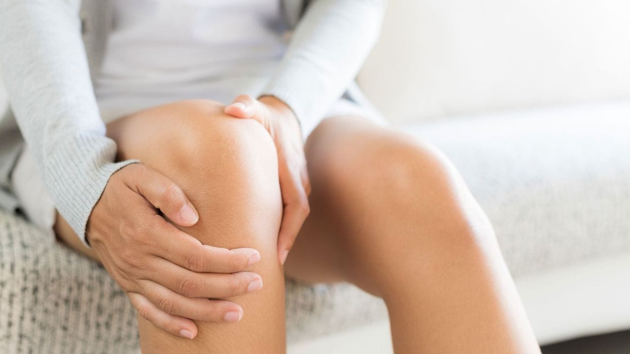 আমের রসে ক্যালসিয়াম ও ভিটামিন-কে এর মতো প্রয়োজনীয় খনিজ উপাদান রয়েছে। আমের রস রোজ খেলে হাড়ের স্বাস্থ্যের জন্য গুরুত্বপূর্ণ। এই পুষ্টিগুলি হাড়ের ঘনত্ব ও শক্তি বজায় রাখতে সাহায্য করে। অস্টিওপরোসিস ও ফ্র্যাকচারের ঝুঁকি কমাতেও সাহায্য করে।