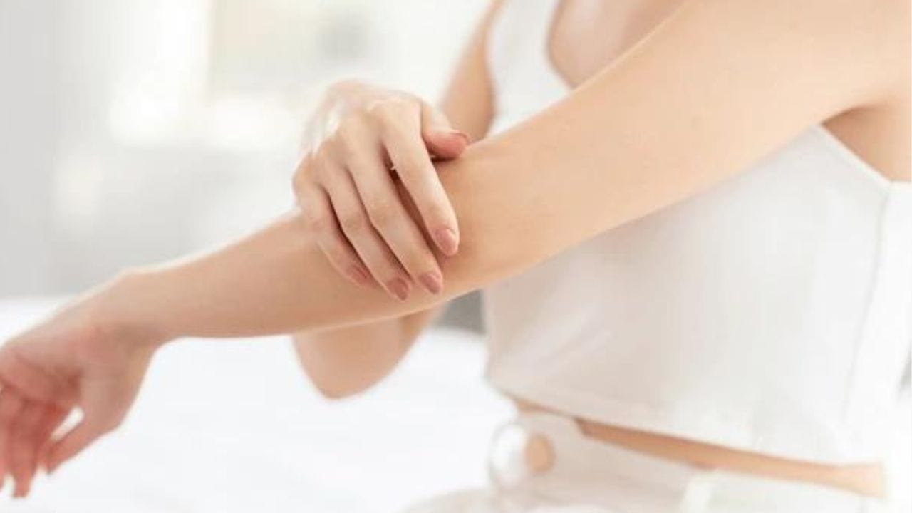 আমের রসে ভিটামিন এ ও সি থাকায় ত্বকের স্বাস্থ্য বাড়াতে সাহায্য করে। ভিটামিন এ ত্বকের কোষগুলিকে মেরামত করতে সাহায্য করে, অন্যদিকে ভিটামিন সি কোলাজেন উৎপাদনকে বৃদ্ধি করতে, ত্বকে লাবণ্য ও উজ্জ্বলতা বাড়াতেও সাহায্য করে। আমের রস নিয়মিত সেবন ব্রণ ও অন্যান্য ত্বকের সমস্যা কমাতেও সাহায্য করতে পারে।