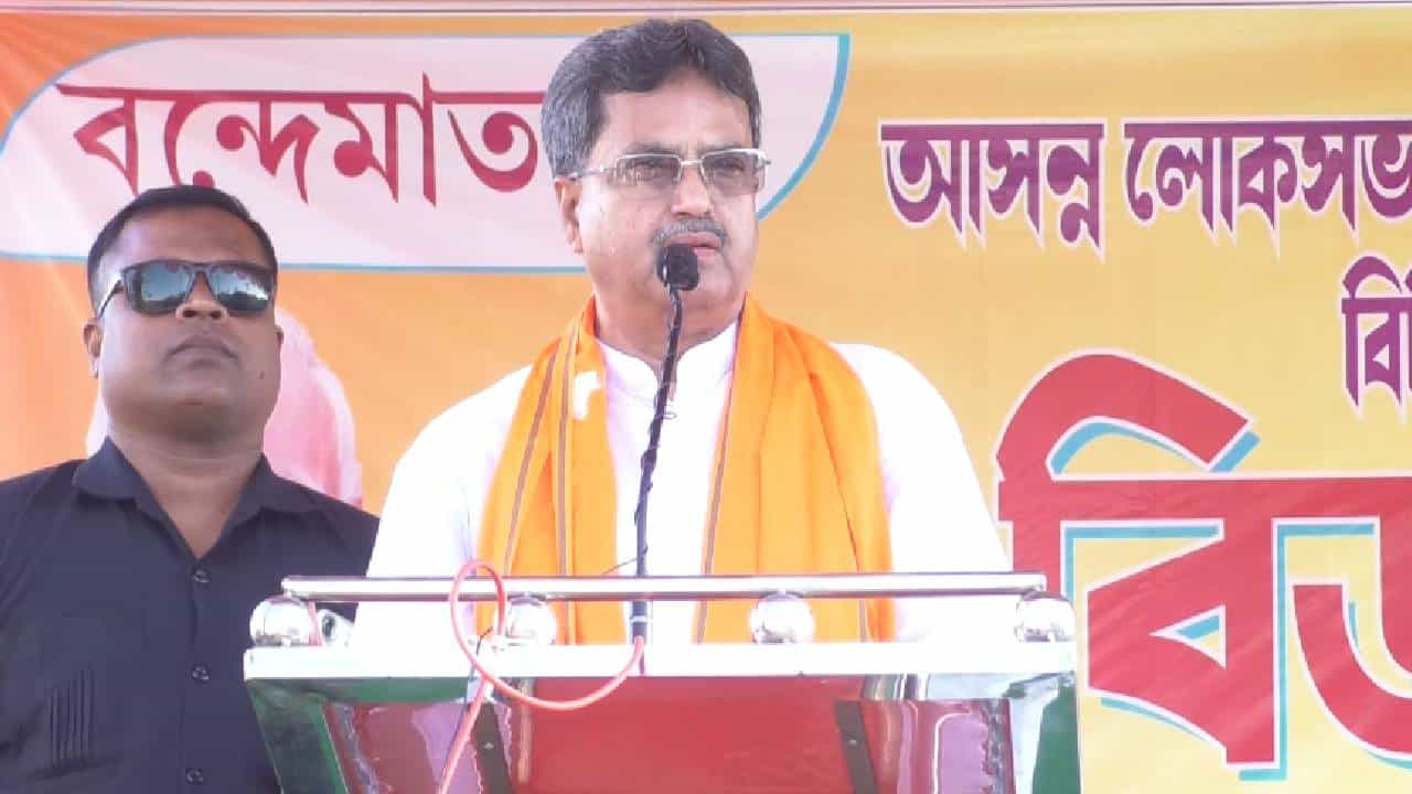 CM Manik Saha: ২৬ হাজার শিক্ষকের চাকরি যাচ্ছে, ত্রিপুরার মতো দশা হবে বাংলারও: মানিক সাহা CM Manik Saha: ২৬ হাজার শিক্ষকের চাকরি যাচ্ছে, ত্রিপুরার মতো দশা হবে বাংলারও: মানিক সাহা