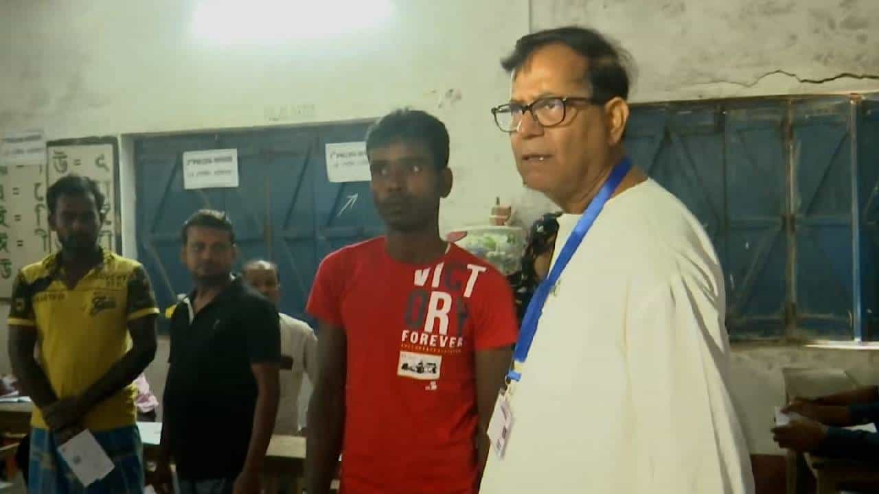 Md Selim: ময়দানে একাই সেলিম, 'ভুয়ো এজেন্ট' ধরে হিড়হিড় করে টেনে বের করলেন... Md Selim: ময়দানে একাই সেলিম, 'ভুয়ো এজেন্ট' ধরে হিড়হিড় করে টেনে বের করলেন...