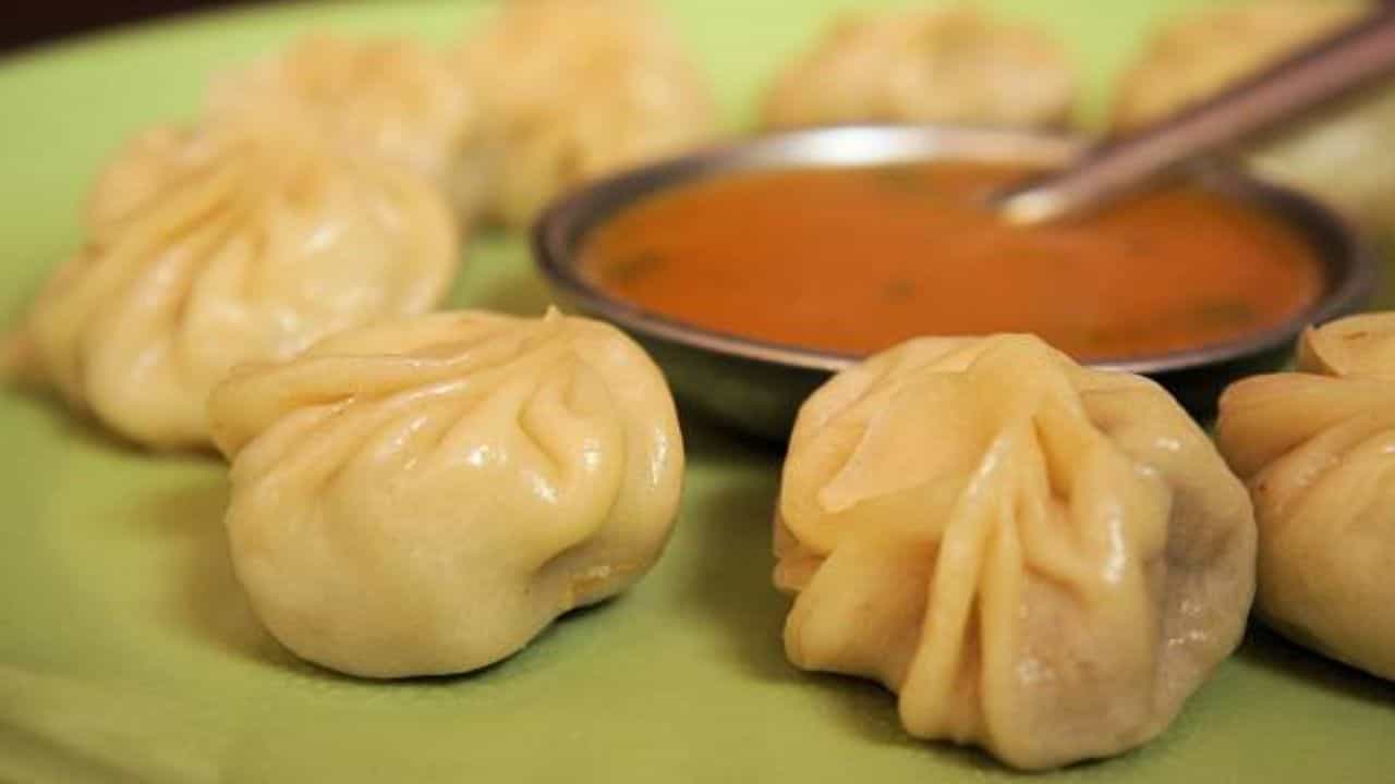 মোমো খাওয়ার ইচ্ছে হলেই পাহাড়ে যাওয়া যায় না। লাইন দিতে হয় পাড়ার দোকানে। তাছাড়া কলকাতায় এমন অনেক জায়গা রয়েছে, যা সুস্বাদু মোমো পাওয়া যায়।