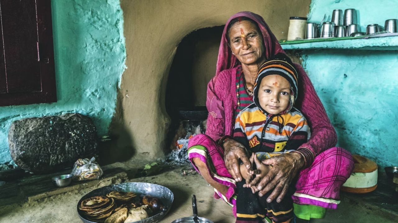 মায়েদের অপূরণীয় অবদানের কথা স্মরণ করেই পালিত হয় মাদার্স ডে। এদিন অনেকেই মা-কে নানা উপহার দেন। তবে মায়ের স্বাস্থ্য ভাল রাখতে এই খাবারগুলি তাঁর ডায়েটে অন্তর্ভুক্ত করুন